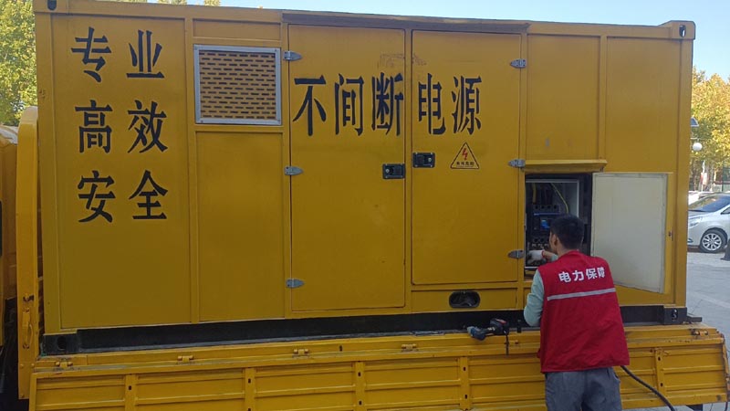 龙川柴油发电机组和UPS电源配合使用时，如何避免切换过程中的电力中断？